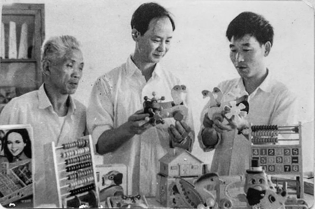 打破“富不过三代”魔咒,30多岁的男人卖玩具,火到国外