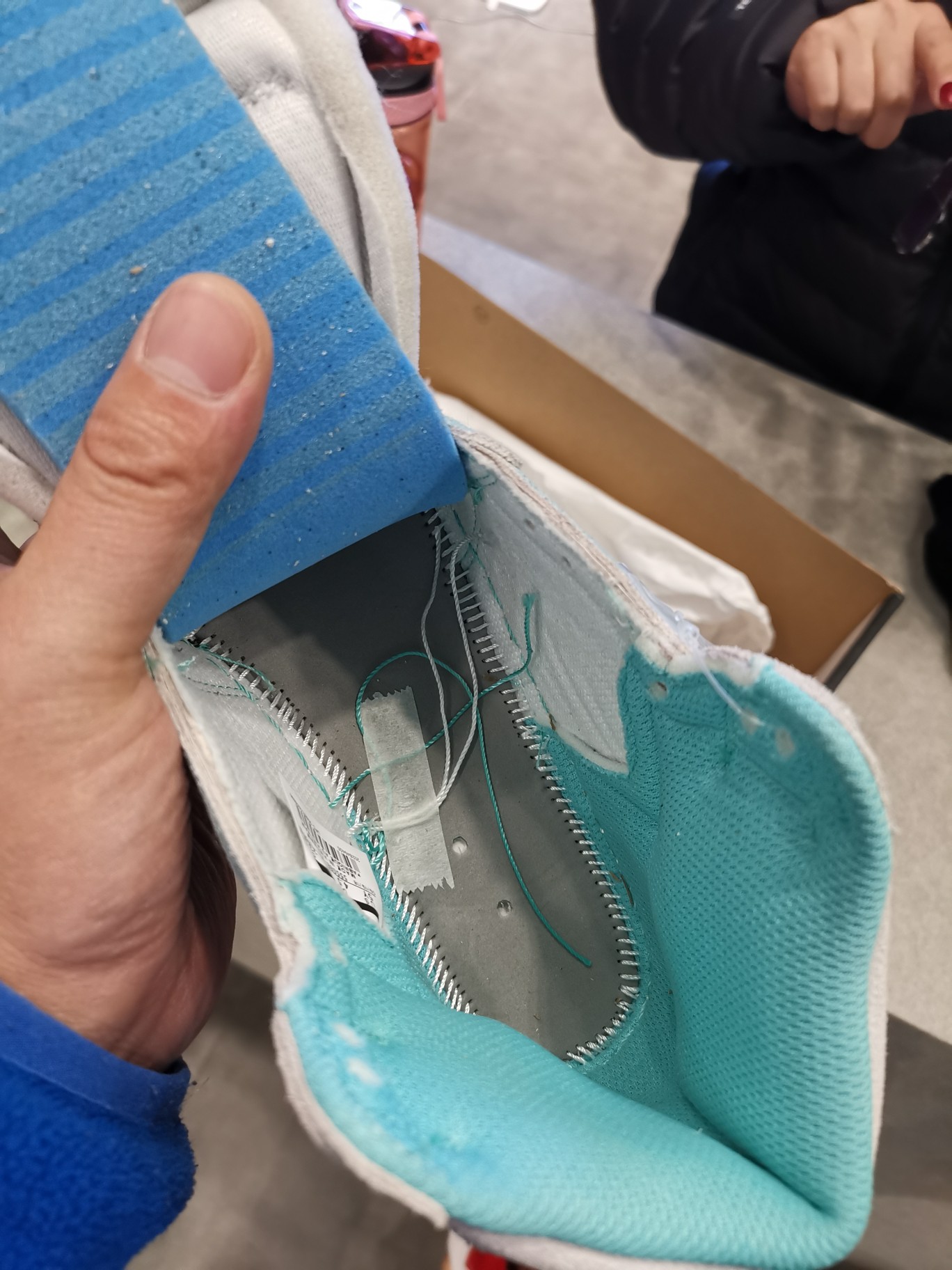假货当成正品买、和执法人员躲猫猫,这家adidas nike折扣店什么打了“折扣”?