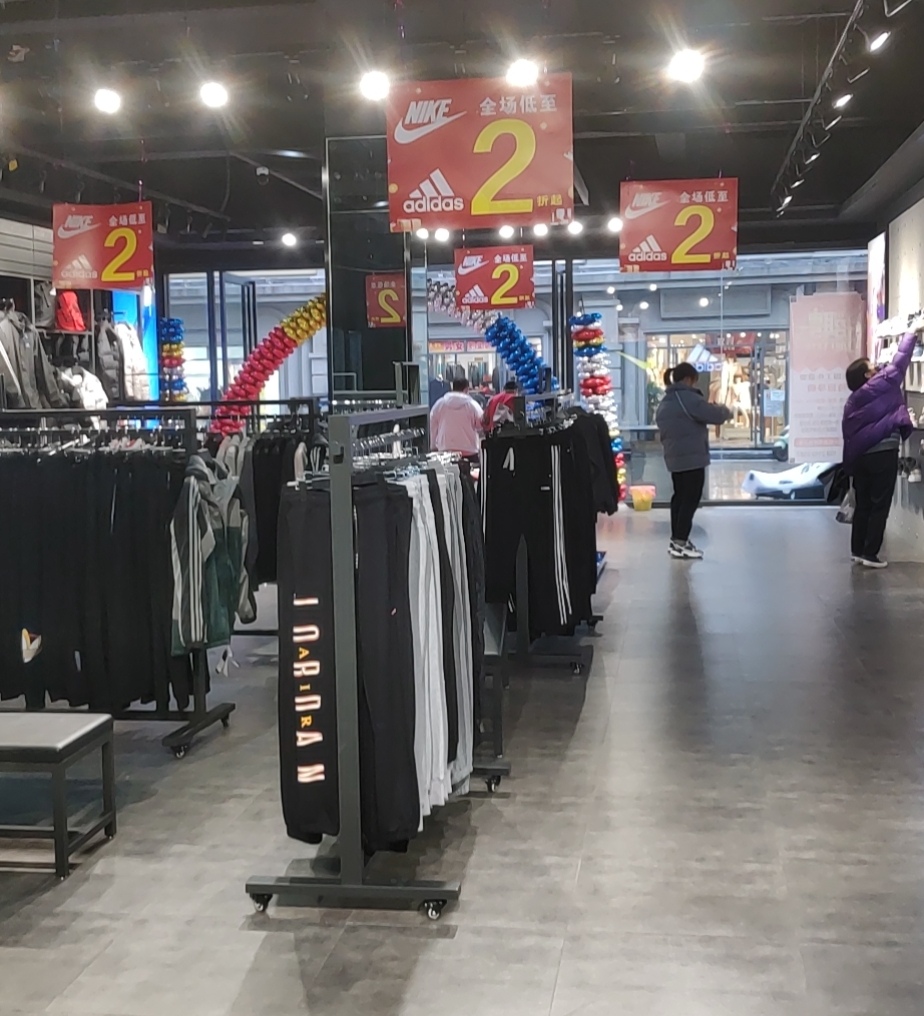 假货当成正品买、和执法人员躲猫猫,这家adidas nike折扣店什么打了“折扣”?