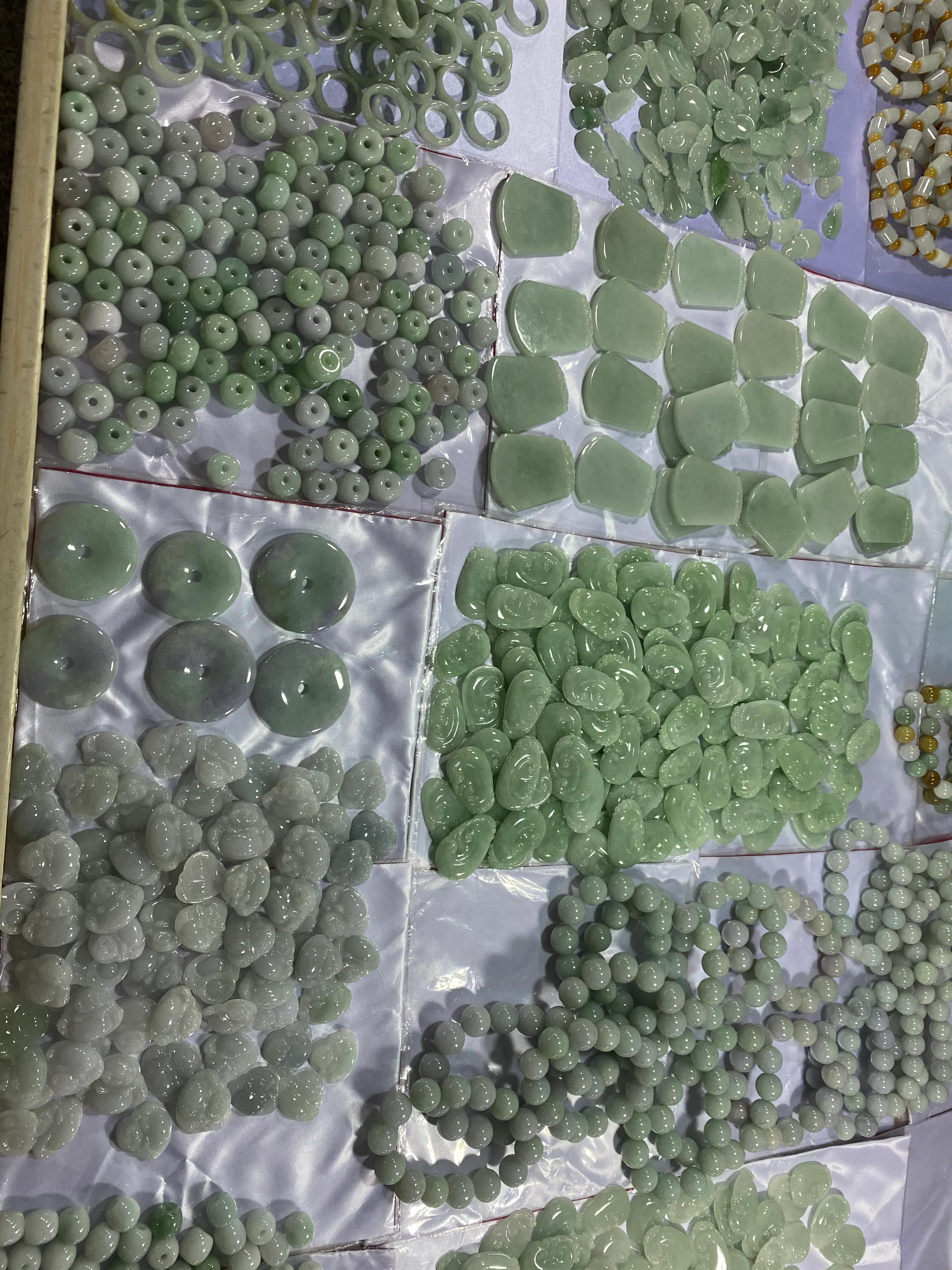 走进广东四会天光墟翡翠市场,体验亲民实惠翡翠饰品