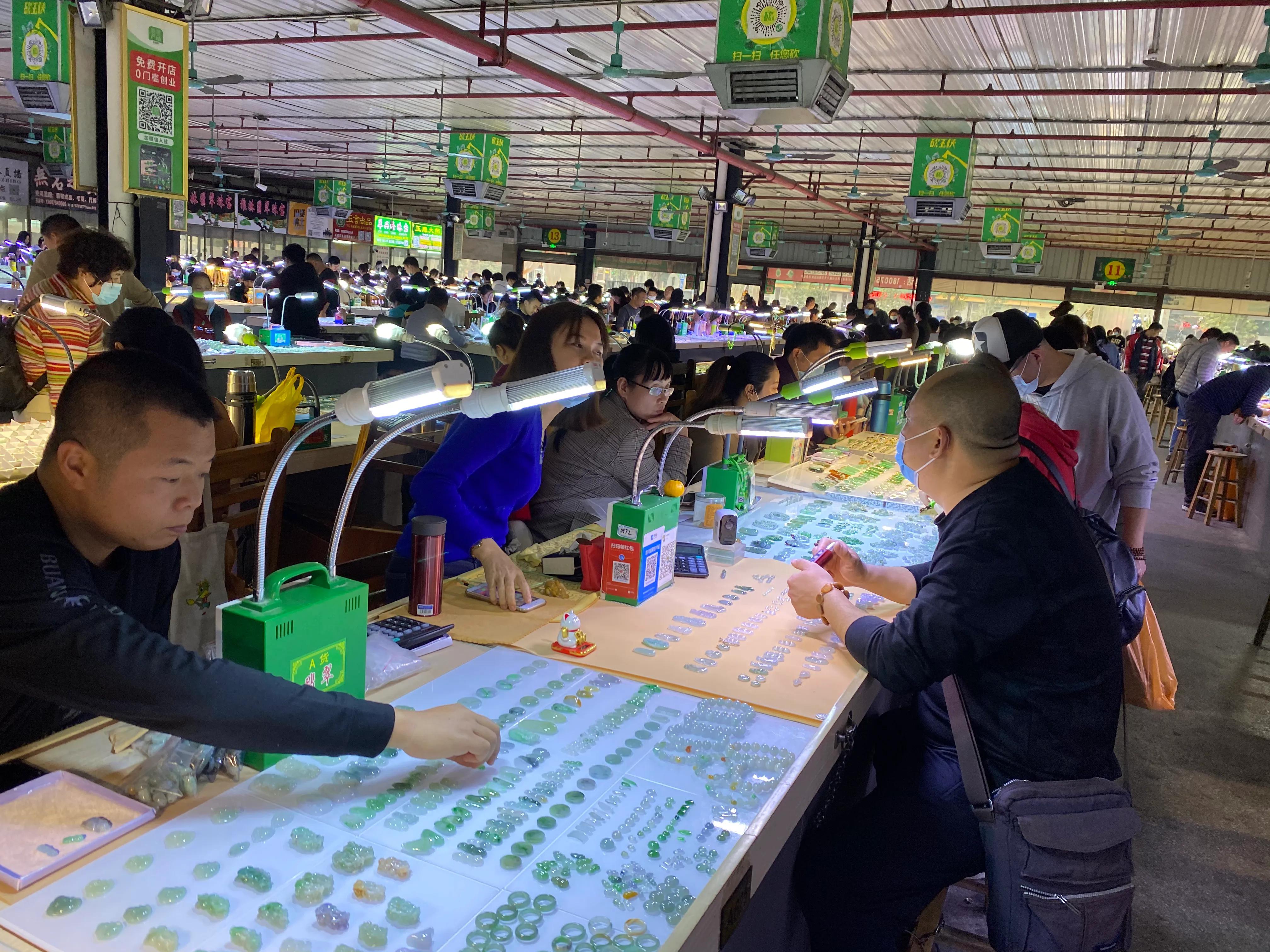 走进广东四会天光墟翡翠市场,体验亲民实惠翡翠饰品