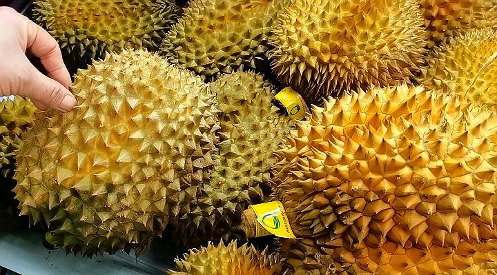 水果店老板卖榴莲时,就靠这几种方法进货,一挑一个准,很少赔钱