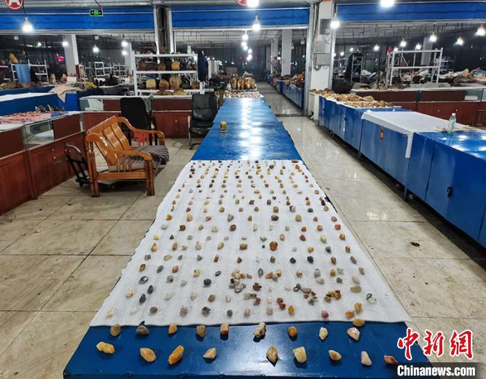 探访新疆北屯金丝玉原石交易市场:玉石永不眠 拓宽民众增收路