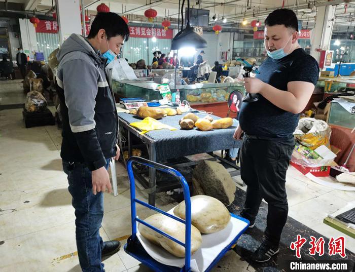 探访新疆北屯金丝玉原石交易市场:玉石永不眠 拓宽民众增收路