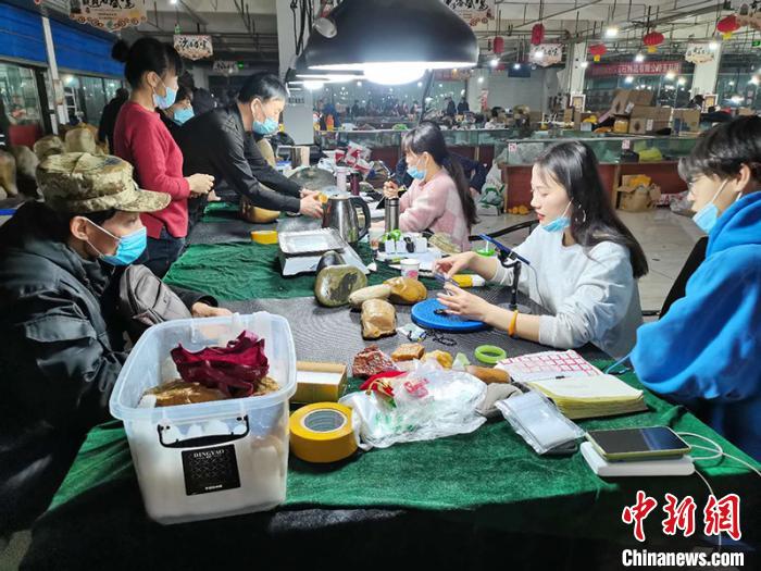 探访新疆北屯金丝玉原石交易市场:玉石永不眠 拓宽民众增收路