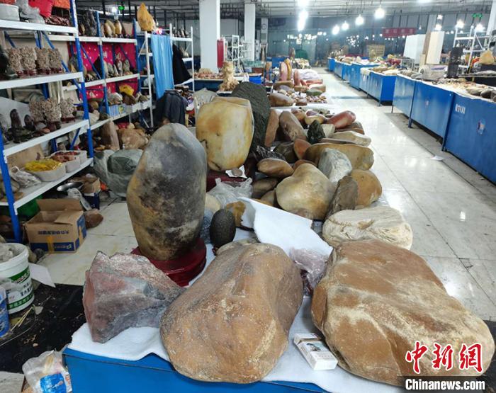 探访新疆北屯金丝玉原石交易市场:玉石永不眠 拓宽民众增收路