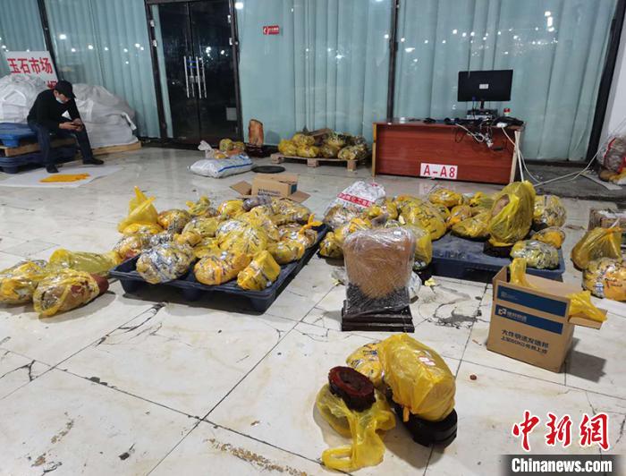 探访新疆北屯金丝玉原石交易市场:玉石永不眠 拓宽民众增收路