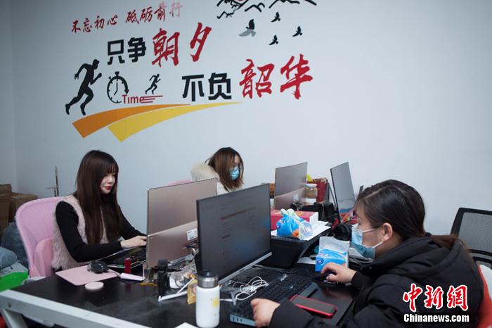 嘉兴平湖:拼多多上高性价比羽绒服 每年生产服装3亿件