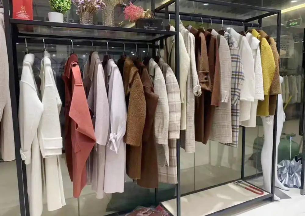 服装大牌尾货一般去哪里进货？品牌尾货衣服批发进货渠道！
