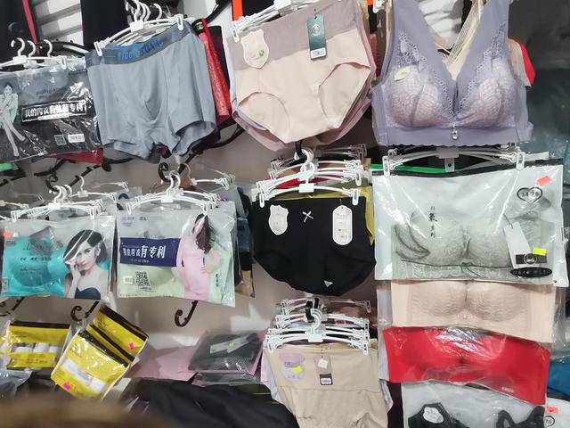 服装店里的衣服怎么画（怎么画美丽的服装店）