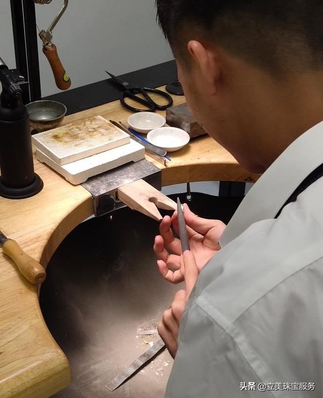 商场衣服上的防盗扣怎么去掉（卖场衣服的防盗扣怎么去掉）