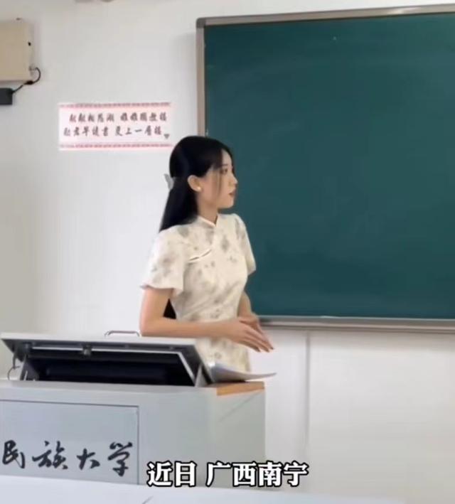 毕业答辩穿什么衣服合适（毕业论文答辩穿什么衣服合适）