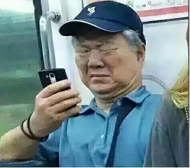 拍身份证照片可以穿白色衣服吗（拍身份证照片穿白色衣服能拍吗）