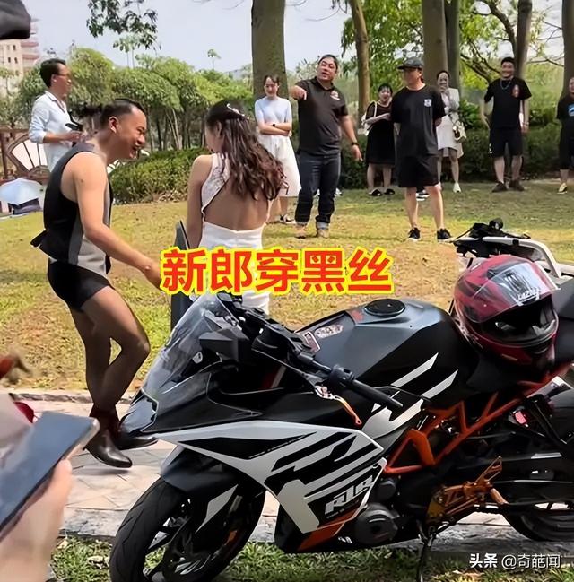 男子穿着黑丝骑机车迎娶新娘，大长腿令人瞩目，路人眼睛都看直了