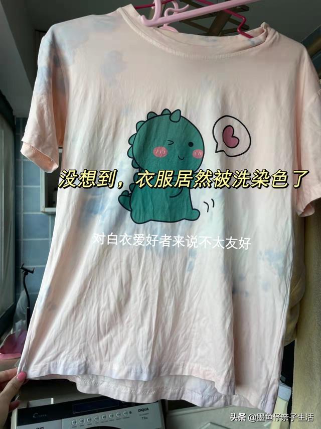 漂白剂不小心弄到蓝色衣服上怎么办（蓝色衣服被漂白剂漂白了怎么办）