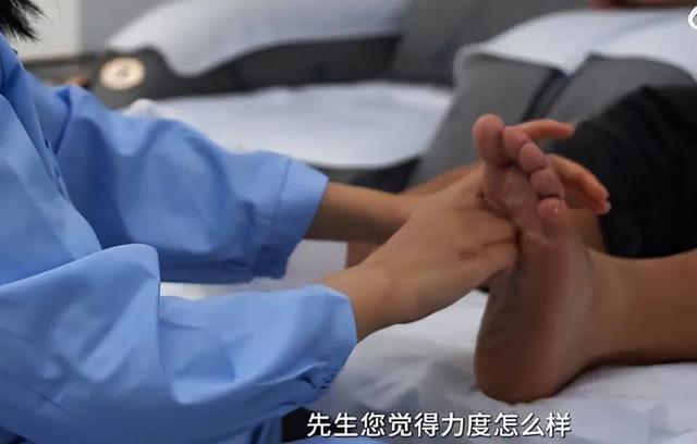 洗袜子手破皮（洗完袜子手脱皮）