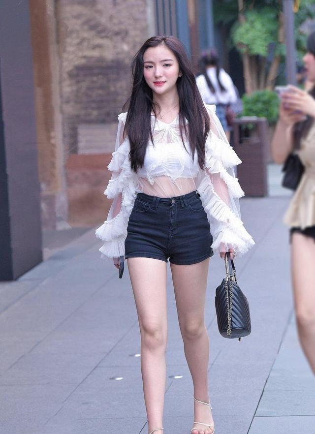 姜黄色裤子配什么颜色上衣好看图片（姜黄色裤子配什么颜色上衣好看）