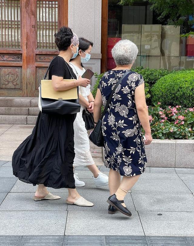 中老年女夏装连衣裙（中老年女夏装宽松高档时尚）