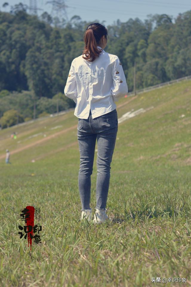 紧身牛仔裤美女（人像摄影：身材超好的成熟美女紧身牛仔裤户外写真，甜美系列）