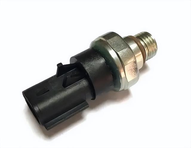 s40燃油压力传感器故障灯亮（沃尔沃s40燃油压力传感器在哪）