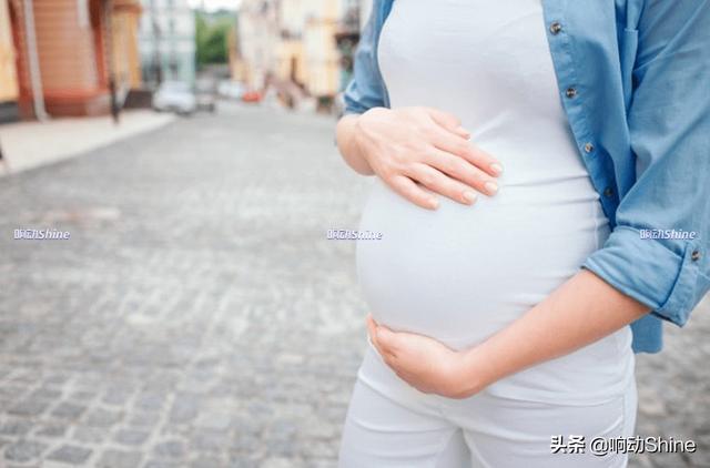 乌克兰职业“代理孕母”的意外旅程，跟雇主夫妻同住一个屋檐