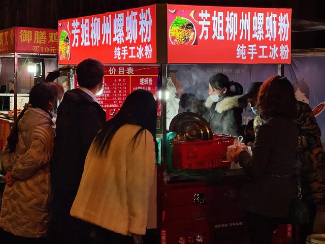 这附近哪有夜市摆摊的，附近夜市地摊位置在哪