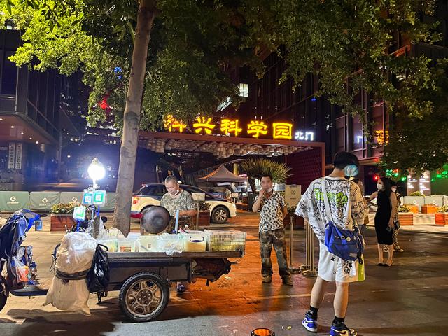 深圳十大夜市地摊一个月多少利润，深圳十大夜市地摊一个月多少工资？