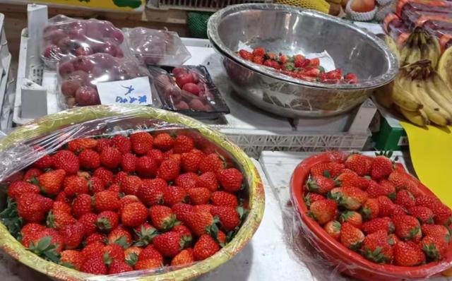 草莓批发多少钱一斤啊图片，批发草莓大概多少钱一斤？