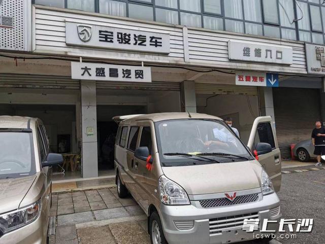 1万以下库存面包车新车二手大面包9座多少钱，1万左右二手9座面包车？