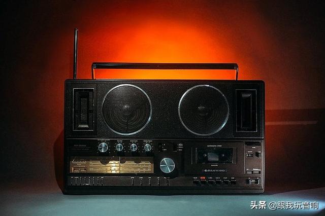 根德RR_3000_这是一款非常独特的收录机音响，带有漂亮的调谐器灯