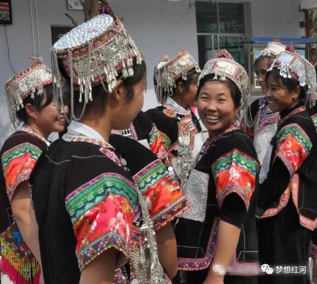 傣族服饰图片大全图片欣赏，傣族服饰图片大全图片欣赏简笔画？